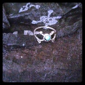 (Free with bundle) Cute silver arrow ring